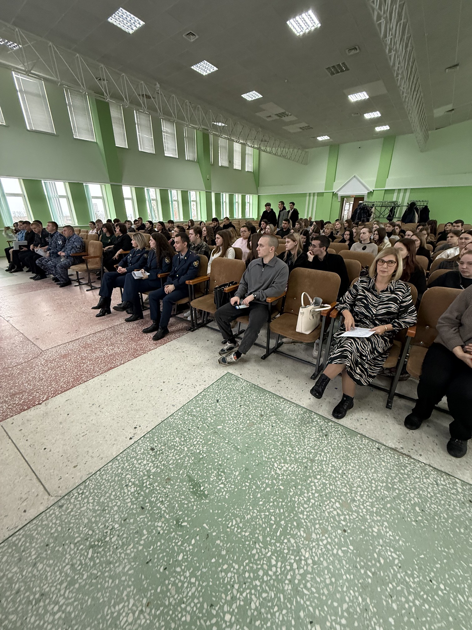 20 октября 2025 года студенты группы 24ЮП1 специальности Правоохранительная деятельность совместно с куратором группы - доцентом кафедры Правоохранительная деятельность Ильиной О.В. посетили мероприятие «Встреча с работодателями»